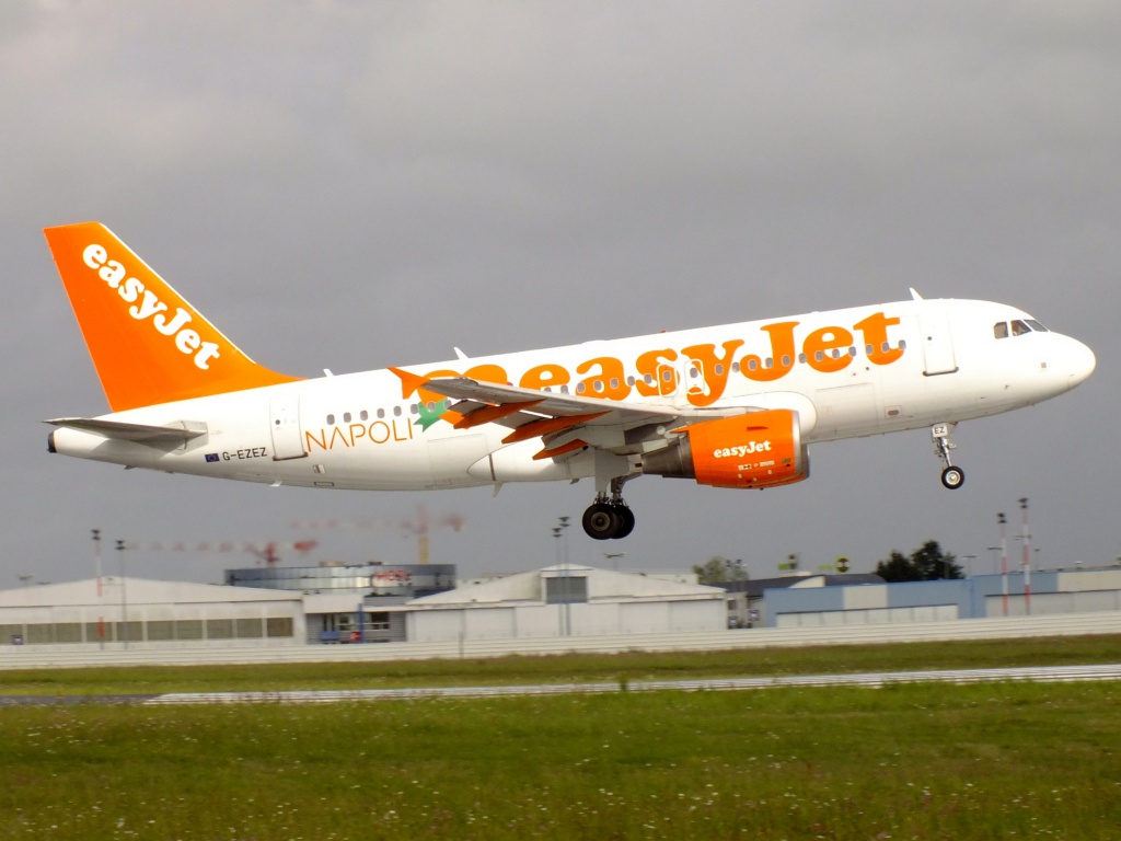 [27/04/2014] Airbus A319 (G-EZEZ) Easyjet "Napoli c/s" 700258Avriln10395