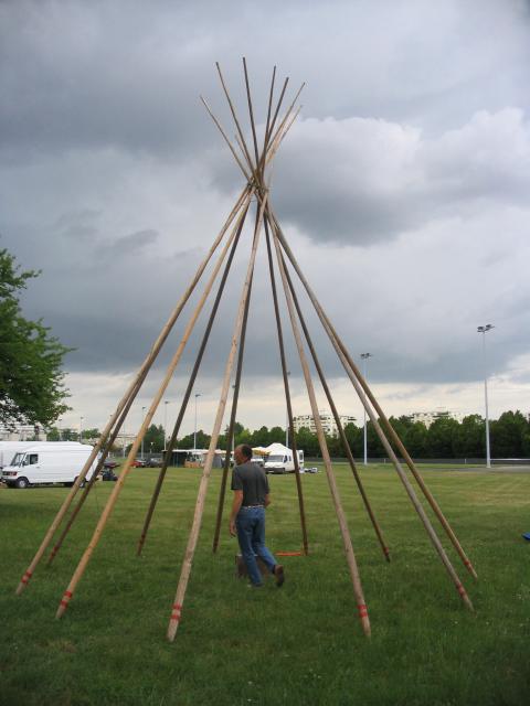 Montage d'un tepee ( tipi ). 70102809