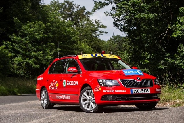 Pleins phares sur la ŠKODA Superb rouge du Directeur du Tour de France 747700skodatourdefrance10