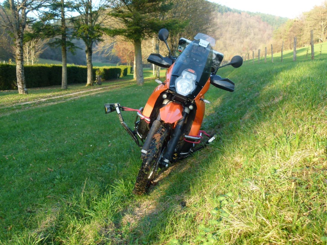 Skis sur KTM 990 adv et les autres : oui c'est possible... 752983P1070016