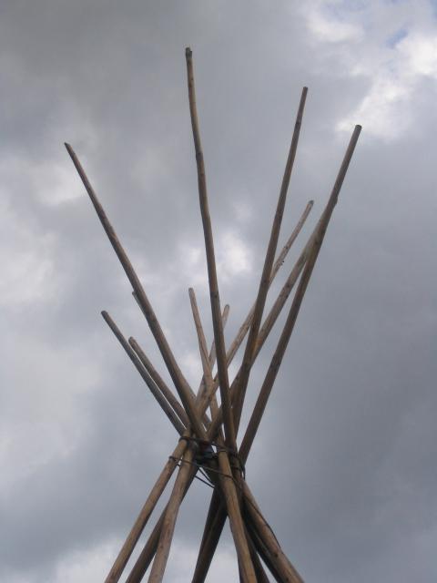 Montage d'un tepee ( tipi ). 78686608