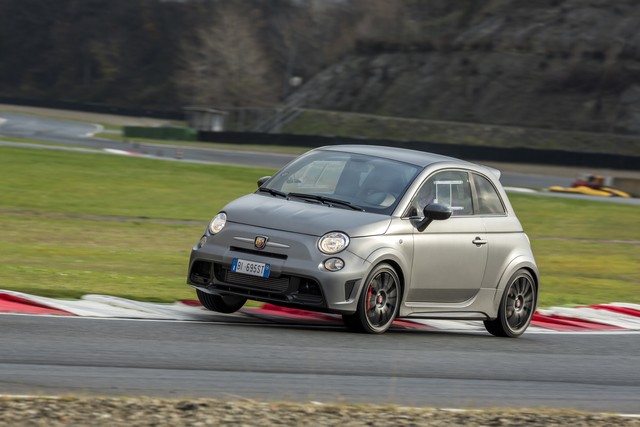 Abarth 695 Biposto : la « plus petite des supercars » 787462695BipostoVarano25