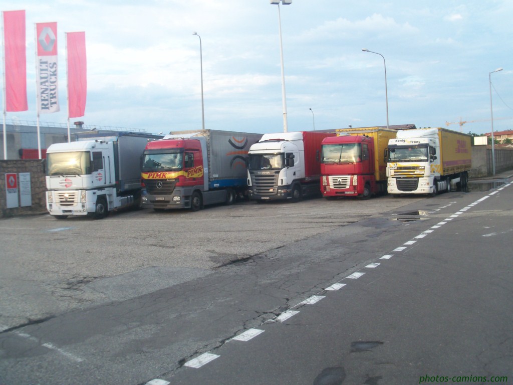 Parking de l'usine Renault Truck à Venissieux  789817photoscamions2IIX117Copier