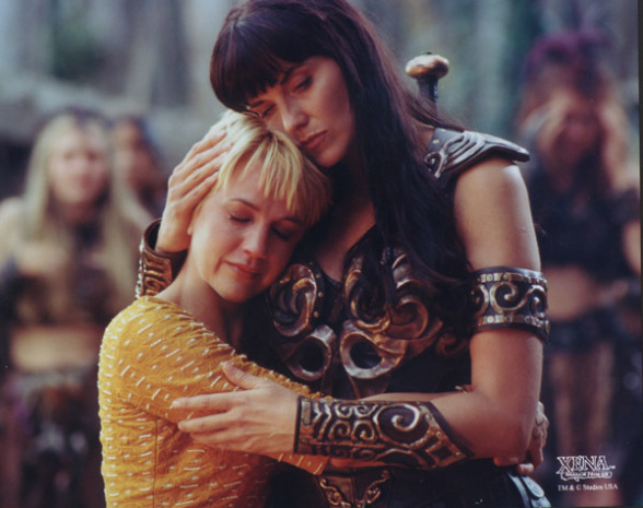 Xena et Gabrielle - Page 29 812086gabriellexena4hug1