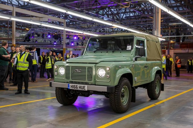 Célébration de la légende : Le dernier Land Rover DEFENDER est construit à Solihull 821440unspecified4