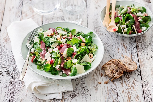 Salade de mâche au magret fumé, feta et noisettes 825756salademachemagretfeta