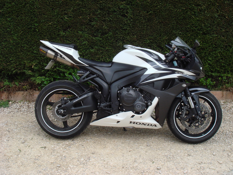 [!! MOTO VOLEE !!] Honda CBR 600 RR '07 Black'n'White - Page 2 826475dsc08620m