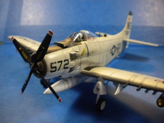 Douglas A-1H Skyraider "special bomb"  Hasegawa 1/72 838559DSCN9870