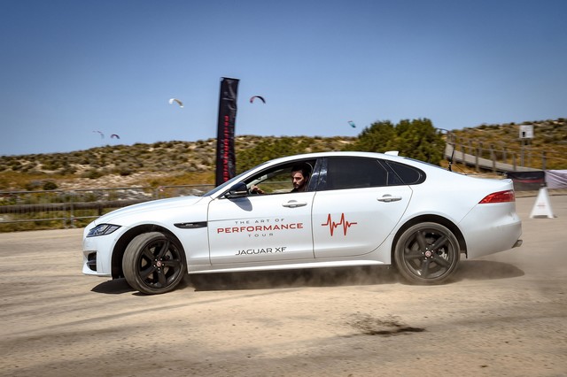 L'acteur Britannique Nicholas Hoult Relève Le Defi « Smart Cone Challenge » Dans Le Cadre De La Tournée « Art Of Performance Tour » 870452jlr2156