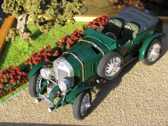 BENTLEY BLOWER 1930 FROG 1/24 et diorama.  870907185DehorsX