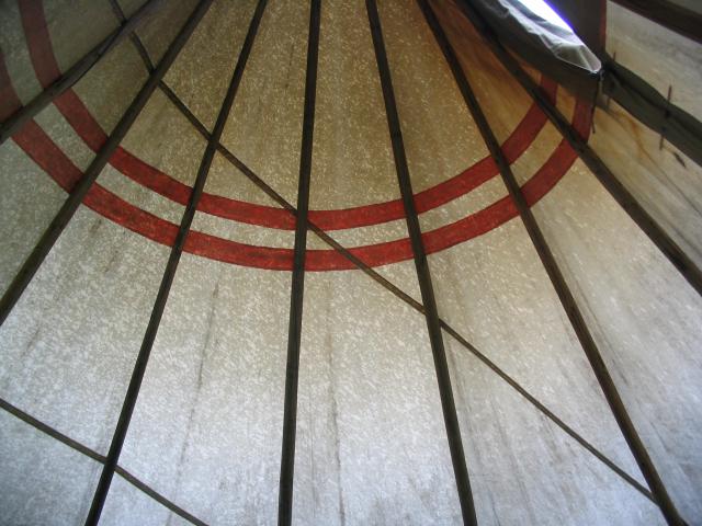 Montage d'un tepee ( tipi ). 876371022