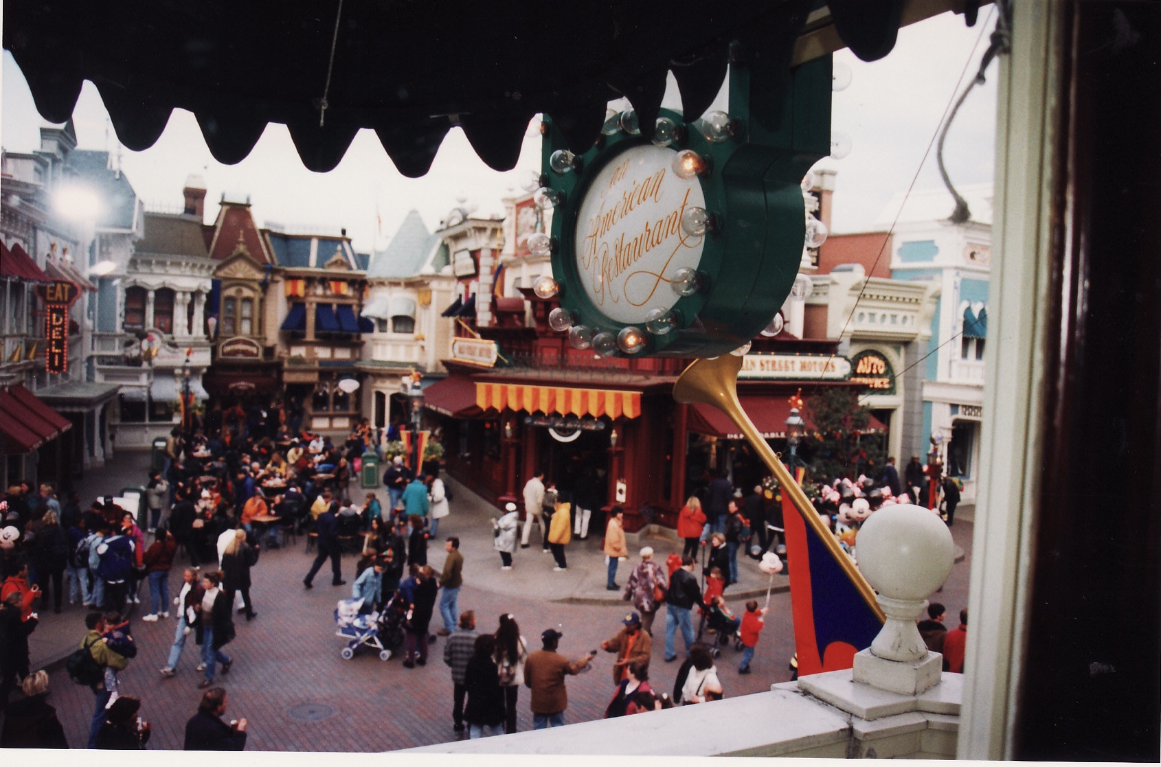 Lilly's Boutique a remplacé une salle du Walt's - An American Restaurant [Main Street, U.S.A. - 1999] - Page 2 883087L148