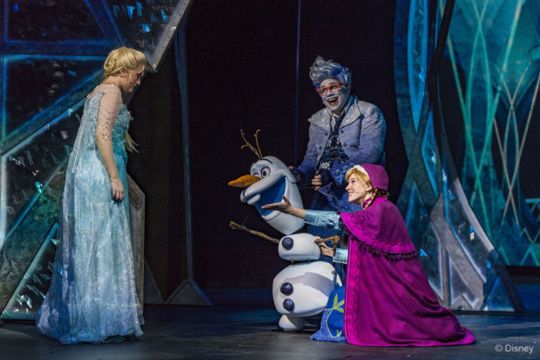 Frozen - A Musical Spectacular sur le Disney Wonder et le Disney Fantasy [Disney Cruise Line] 883312DWFrozenMusicalAnnaElsaOlaf768x512