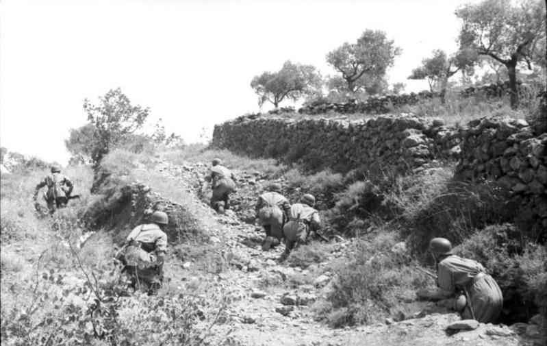 LFC : 16 Juin 1940, un autre destin pour la France (Inspiré de la FTL) 884613BundesarchivBild101I166050831KretaVormarschdeutscherFallschirmjger