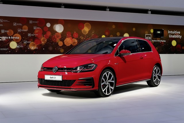 Restylage complet pour la plus populaire des Volkswagen : La Golf est la première compacte à intégrer la commande gestuelle  890155DB2016AU00973small