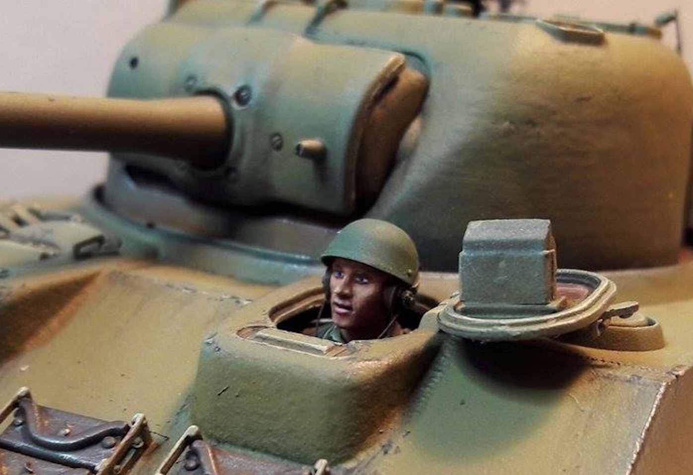 Sherman Vc Firefly - 1/35ème - kit Dragon #6031 Sherman Vc ‘Firefly’ - Page 2 919149HeadInPlace