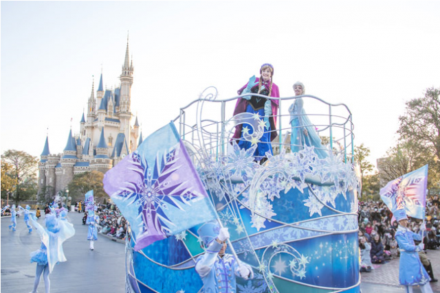 2019 - [Tokyo Disney Resort] Programme complet du divertissement à Tokyo Disneyland et Tokyo DisneySea du 15 avril 2018 au 25 mars 2019. 940667tok1