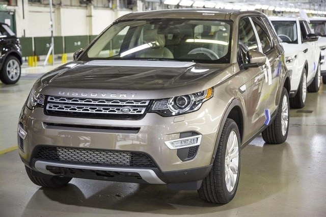 Land Rover lance la production du Nouveau Discovery Sport 949566984A3603Poster