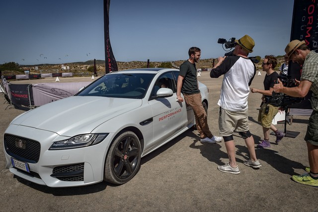 L'acteur Britannique Nicholas Hoult Relève Le Defi « Smart Cone Challenge » Dans Le Cadre De La Tournée « Art Of Performance Tour » 957911jlr2151