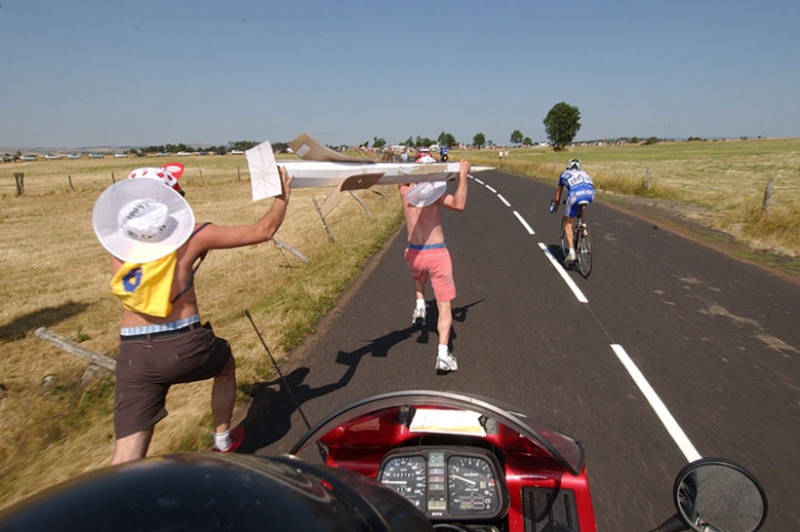 Les débiles ou autres abrutis sur les courses cycliste ....... 965320IMGTDFCarnsering