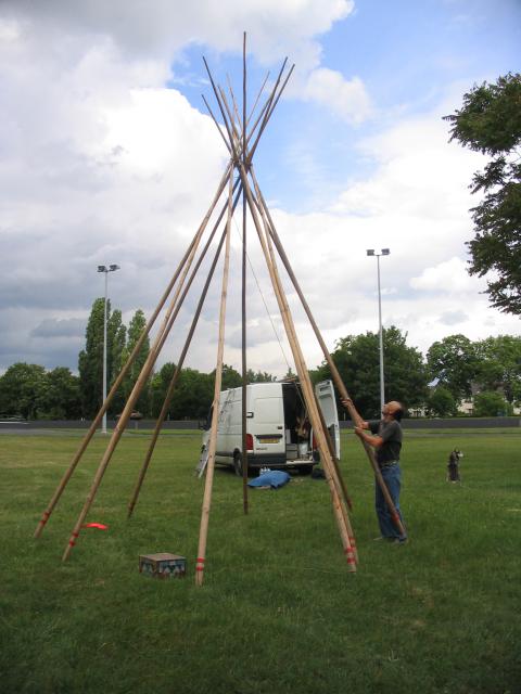 Montage d'un tepee ( tipi ). 98016504