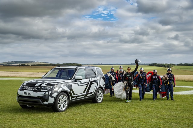 Land Rover soumet la technologie de réglage des sièges à un test extrême... à distance 983282beargrylls0011