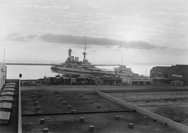 ROYAL NAVY CROISEURS DE BATAILLE CLASSE RENOWN 127648HMS_Repulse_Haifa_juillet_1938