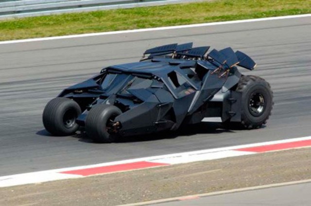 PHOTO de TOYOTA 590352toyota_f1_to_promote_i_the_dark_knight_i_batmobile_to_lap_si