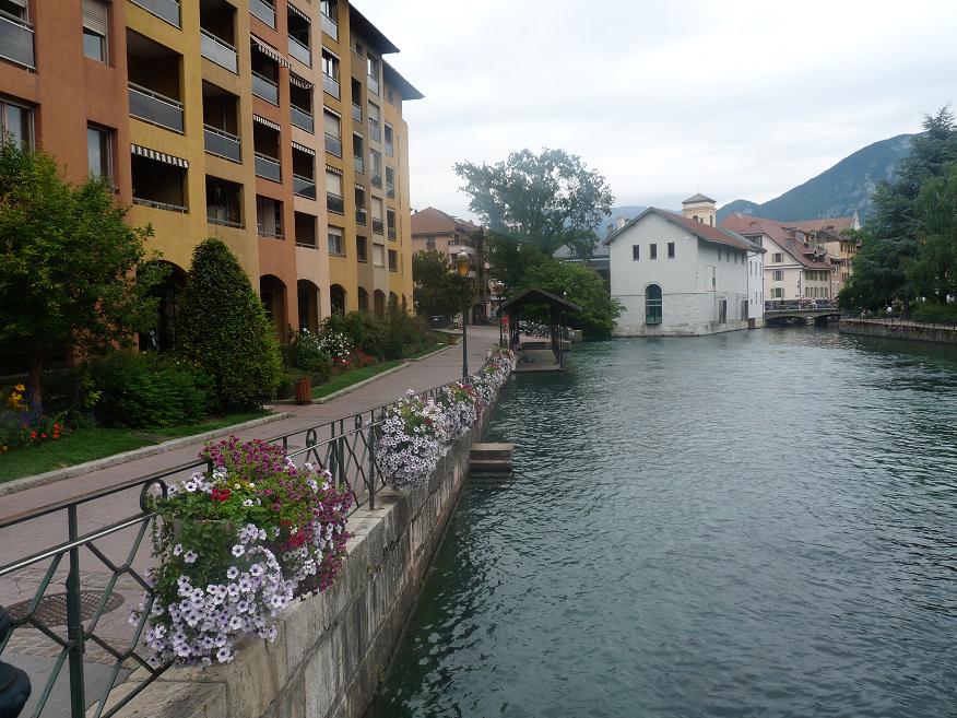 ANNECY NOUS PRIT DANS SES BRAS ..PENDANT QUE TOURS S"'EST RESSOURCE A EVIAN  134693P1100523