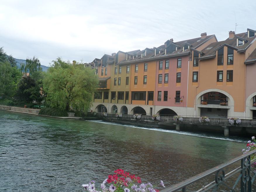 ANNECY NOUS PRIT DANS SES BRAS ..PENDANT QUE TOURS S"'EST RESSOURCE A EVIAN  281759P1100524