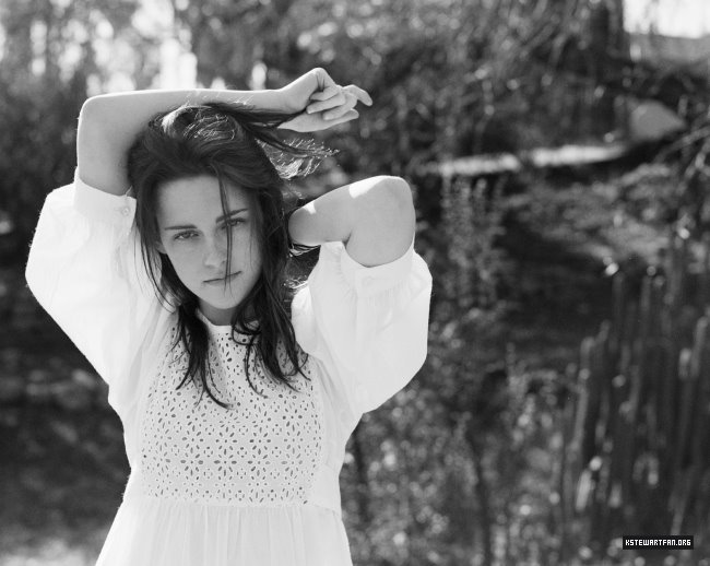 Kristen Stewart [Bella]: les photos - Page 4 281888kristen_stewart_noir_blanc