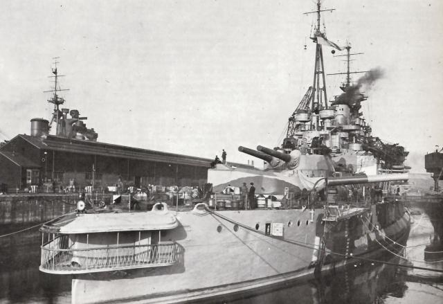 ROYAL NAVY CUIRASSES CLASSE QUEEN ELIZABETH 325843HMS_Queen_Elisabeth_Rosyth_1941