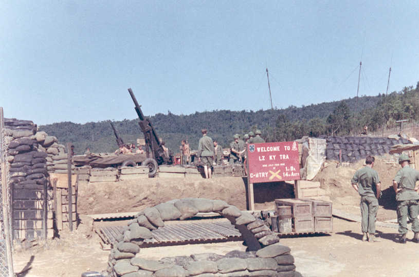 M-102 Howitzer et Camion M-35 - Firebase au Sud-Vietnam 1968 3902021