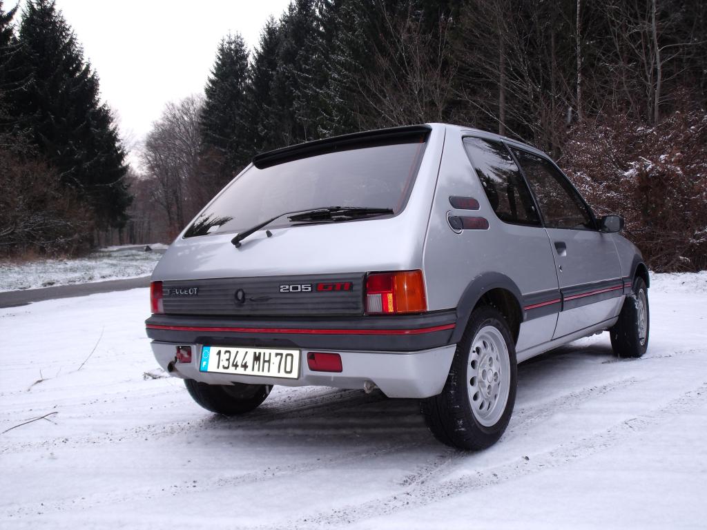 pit 25 [205 gti 1.6 115 de 89 gris futura] 398253gti_neige_011