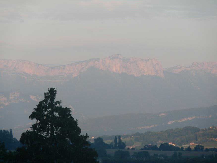 ANNECY NOUS PRIT DANS SES BRAS ..PENDANT QUE TOURS S"'EST RESSOURCE A EVIAN  410636P1100511