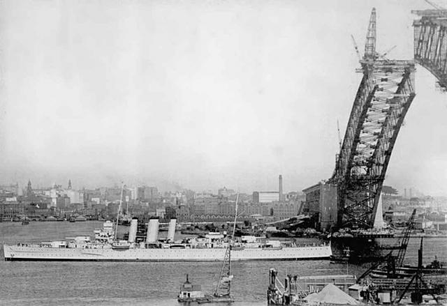 ROYAL NAVY CROISEURS LOURDS CLASSE COUNTY 808884HMAS_Australia_sous_pont_de_Sydney