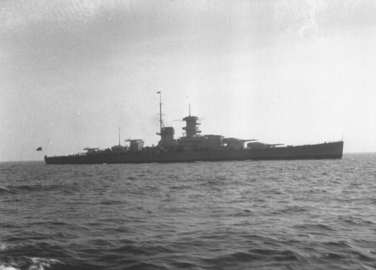 ALLEMAGNE CROISEURS DE BATAILLE CLASSE SCHARNHORST  - Page 1 852249Gneisenau_Avril_1938