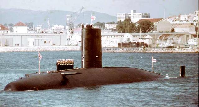 SOUS MARINS NUCLEAIRE D'ATTAQUE CLASSE SWIFTSURE 85864349_HMS_Warspite_entering_Gibraltar_Feb1970