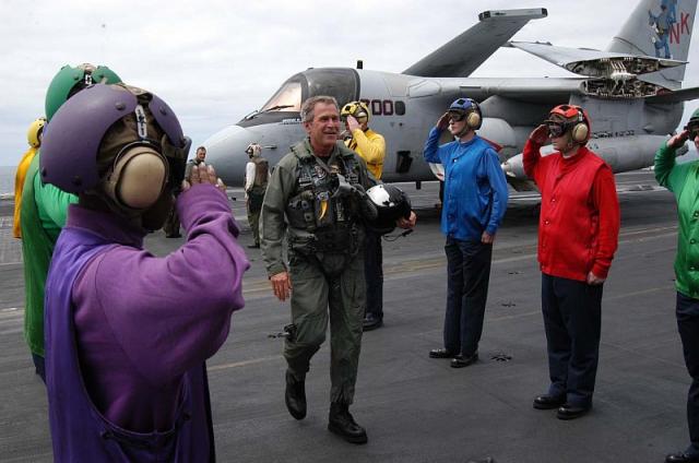 LOCKEED S3 VIKING 885983George_W_Bush_on_the_deck_of_the_USS_Abraham_Lincoln