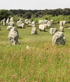 Croyez vous aux mystères, fantômes ... voici quelques histoires 963143menhirs_carnac_439290