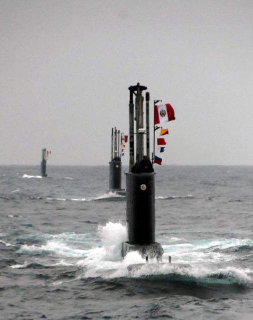 SOUS MARINS D'ATTAQUE TYPE 209 110375Peruvian_submarines_during_an_exercise