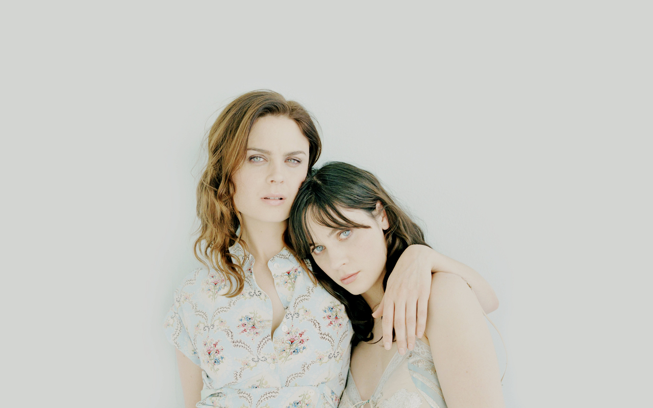 Emily et Zooey Deschanel 436354Emily_Zooey_deschanel_2920292_1280_800