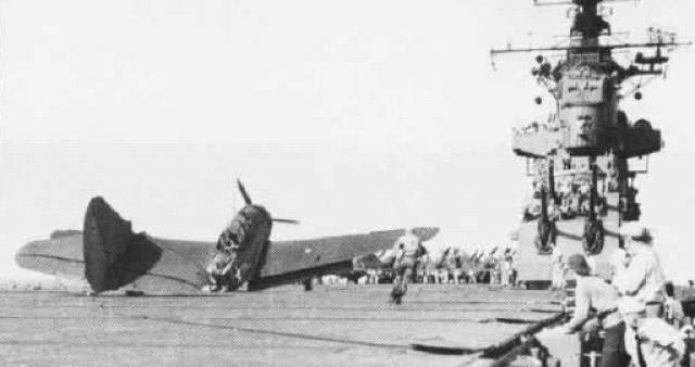 CURTISS SB2C HELLDIVER 582388SB2C_landing_mishap_VB_17_CV_17_1943_NAN2_69