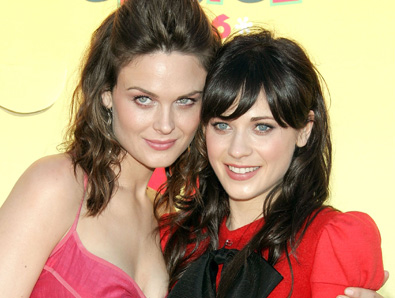 Emily et Zooey Deschanel 677416deschanel_395x298_famoussistersgallery