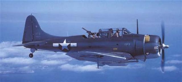 CURTISS SB2C HELLDIVER 749713Douglas_SBD_5_tricolor_with_bomb