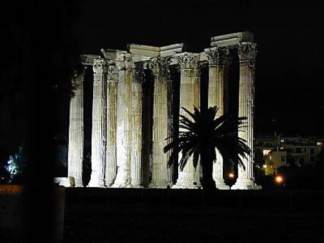 Le tour du monde de Mish80 (terminé) - Page 2 753292Temple_de_Zeus_d_Athenes_de_nuit_tb_n011501