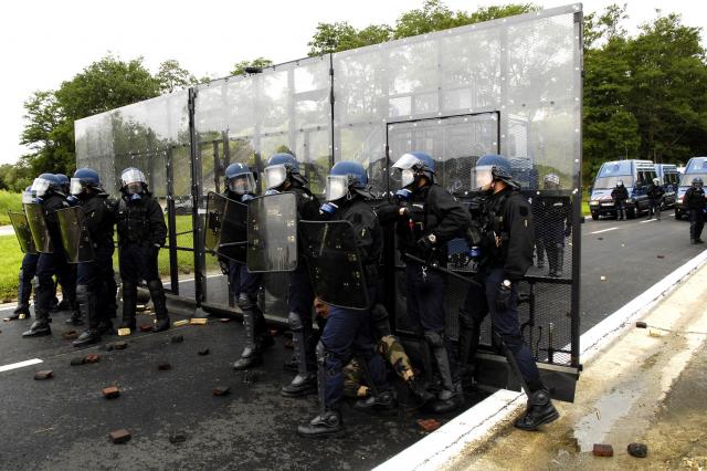 Vidéos-Interventions : Vidéos d'interventions de secours. 995332Demonstration_voie_fermee_par_les_gendarmes_mobiles_face_a_des_manifestants_hostiles