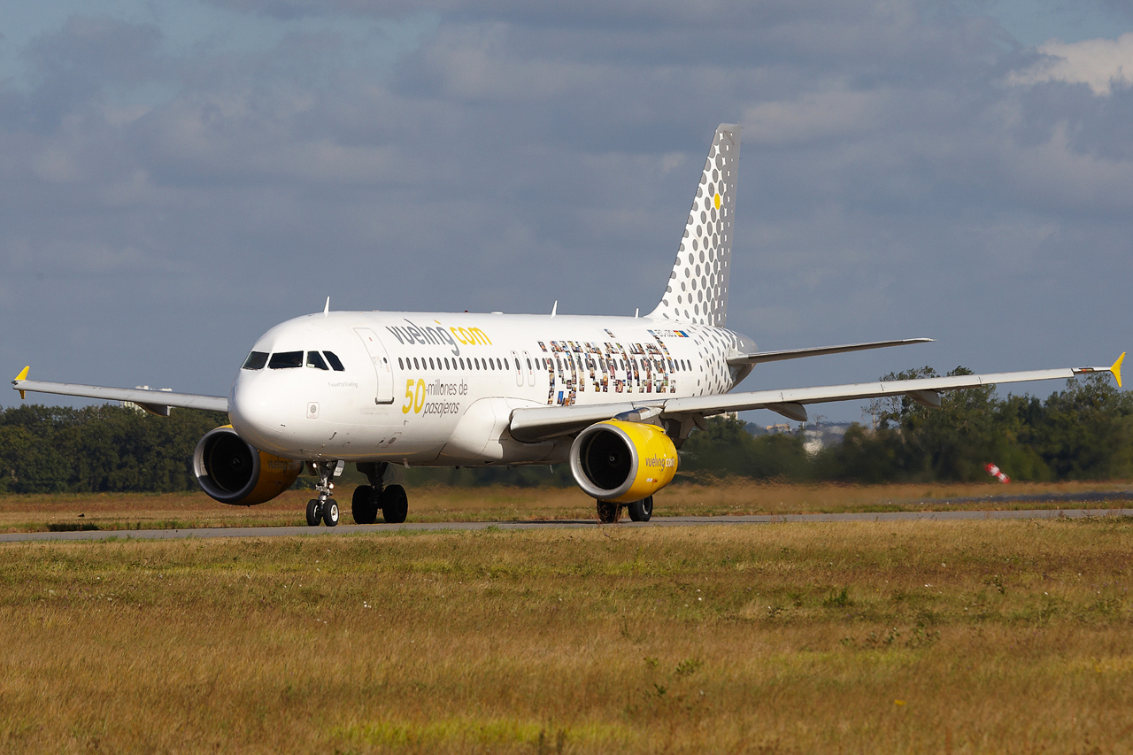 [27/09/2012] Airbus A320 (EC-JZQ) Vueling: ¡Gracias! 50 Million Passengers Vkgo