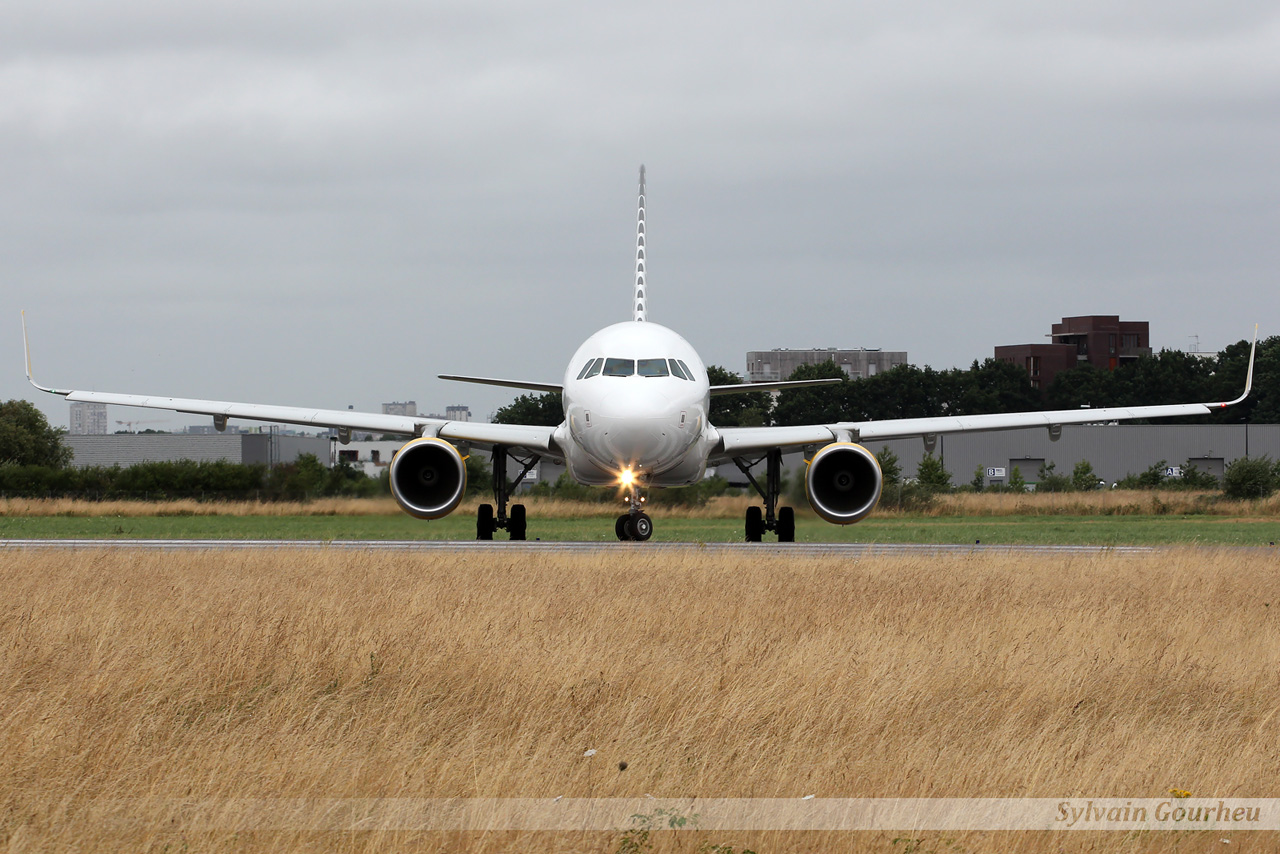 Airbus A320-214(WL) Vueling Airlines EC-LVO "Sharklets" le 30.07.13 Tnqo