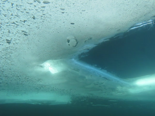 Plongée sous glace avec l' Aquascope JeanRichard PVD Vlcsnap2013012907h01m25